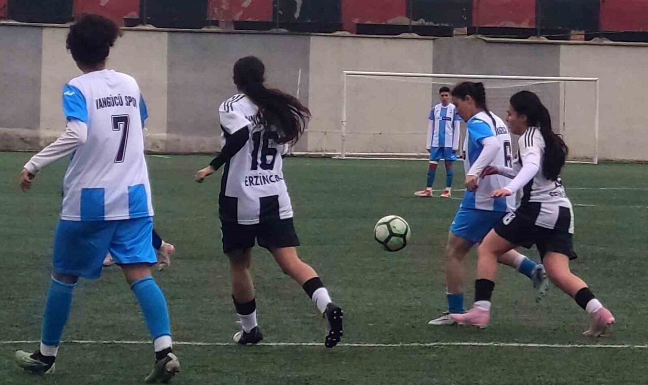 VANGÜCÜ SK, EVİNDE KONUK ETTİĞİ ERZİNCAN GENÇLER GÜCÜSPOR'U 8-0 MAĞLUP ETTİ.