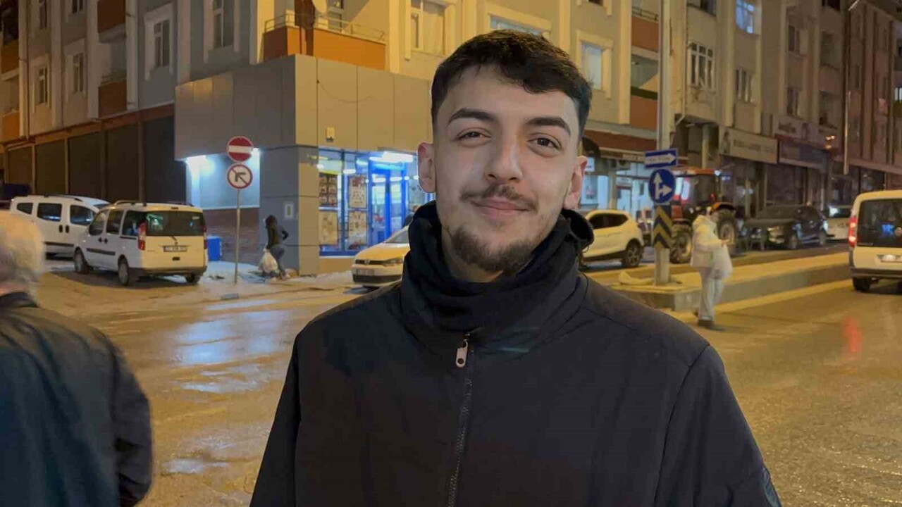 VATANDAŞLAR, HEMEN HER MAHALLEDE VE FARKLI NOKTALARDA NEREDEYSE HER GÜN İÇME SUYU PATLAĞI...