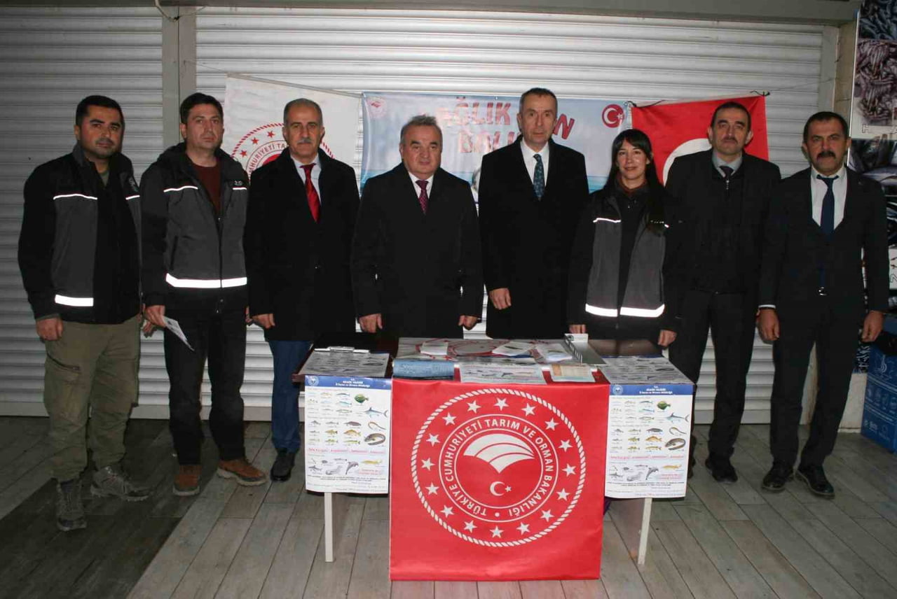 VATANDAŞLARI BİLGİLENDİRMEK İÇİN PAZARDA “SAĞLIK İÇİN BALIK” KONULU STAND KURULDU