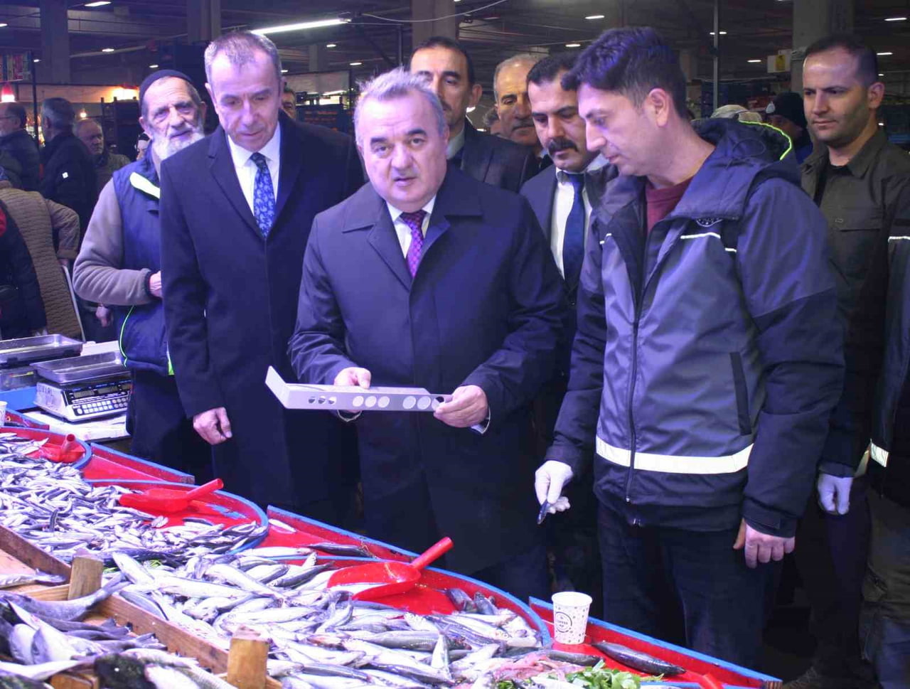 VATANDAŞLARI BİLGİLENDİRMEK İÇİN PAZARDA “SAĞLIK İÇİN BALIK” KONULU STAND KURULDU