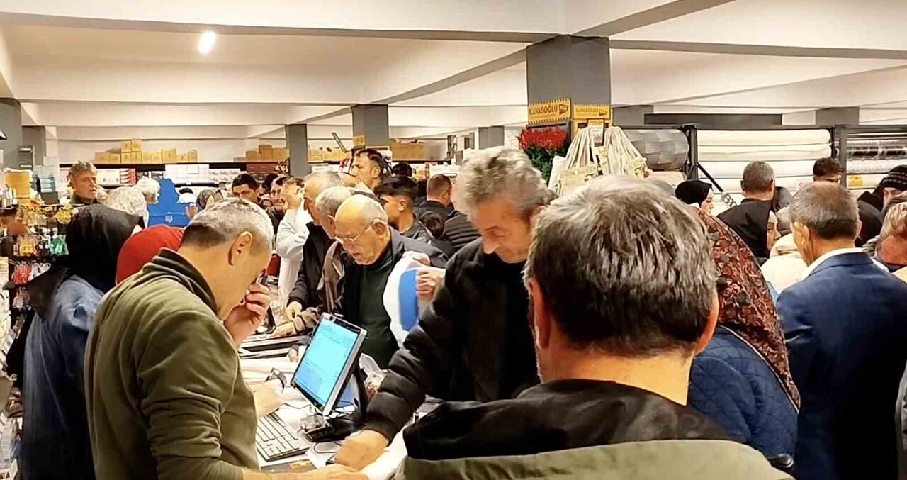 VATANDAŞLARIN YOĞUN KATILIMIYLA AVM'DE İZDİHAM YAŞANMASI