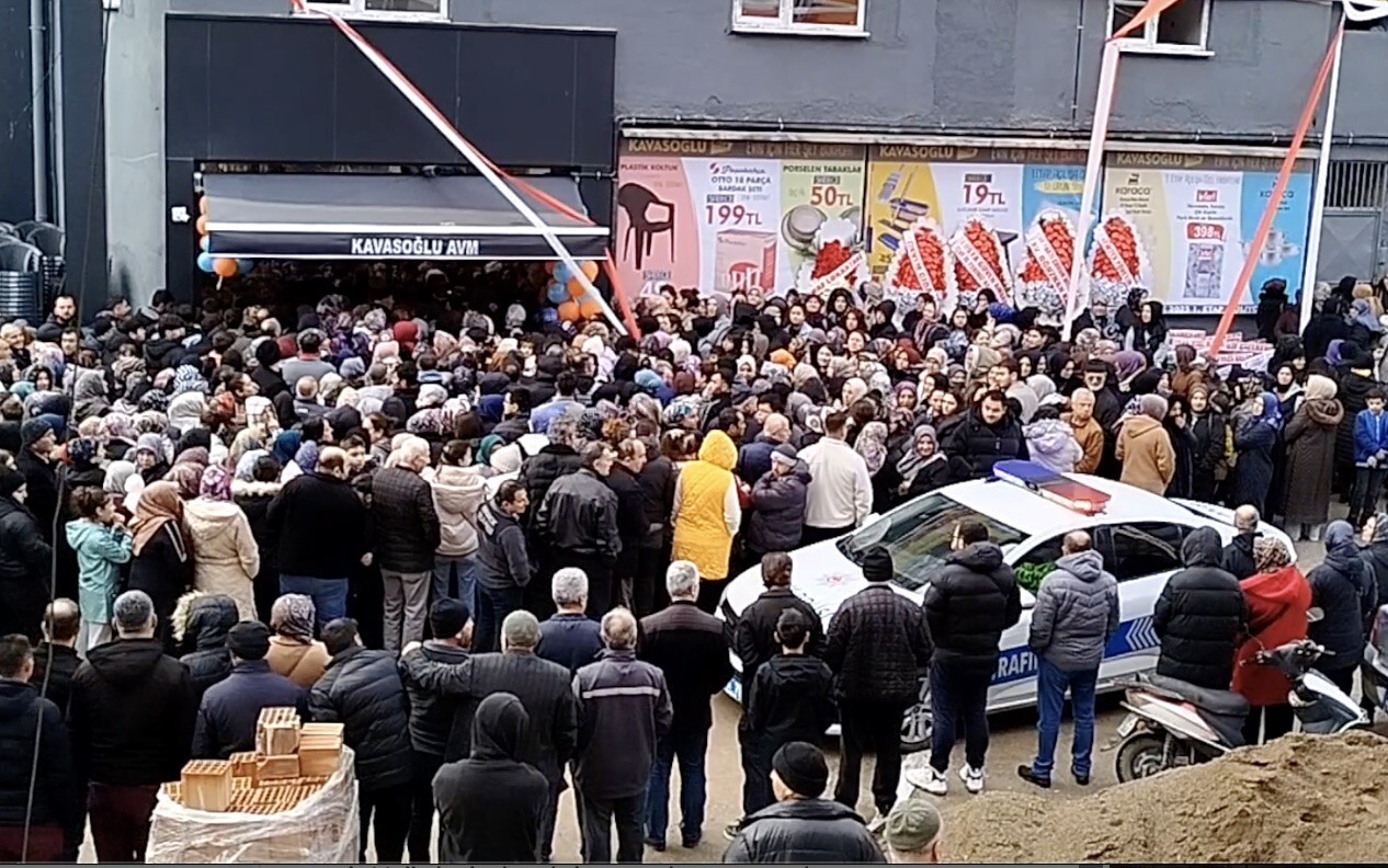 VATANDAŞLARIN YOĞUN KATILIMIYLA AVM ÖNÜNDE İZDİHAM YAŞANMASI