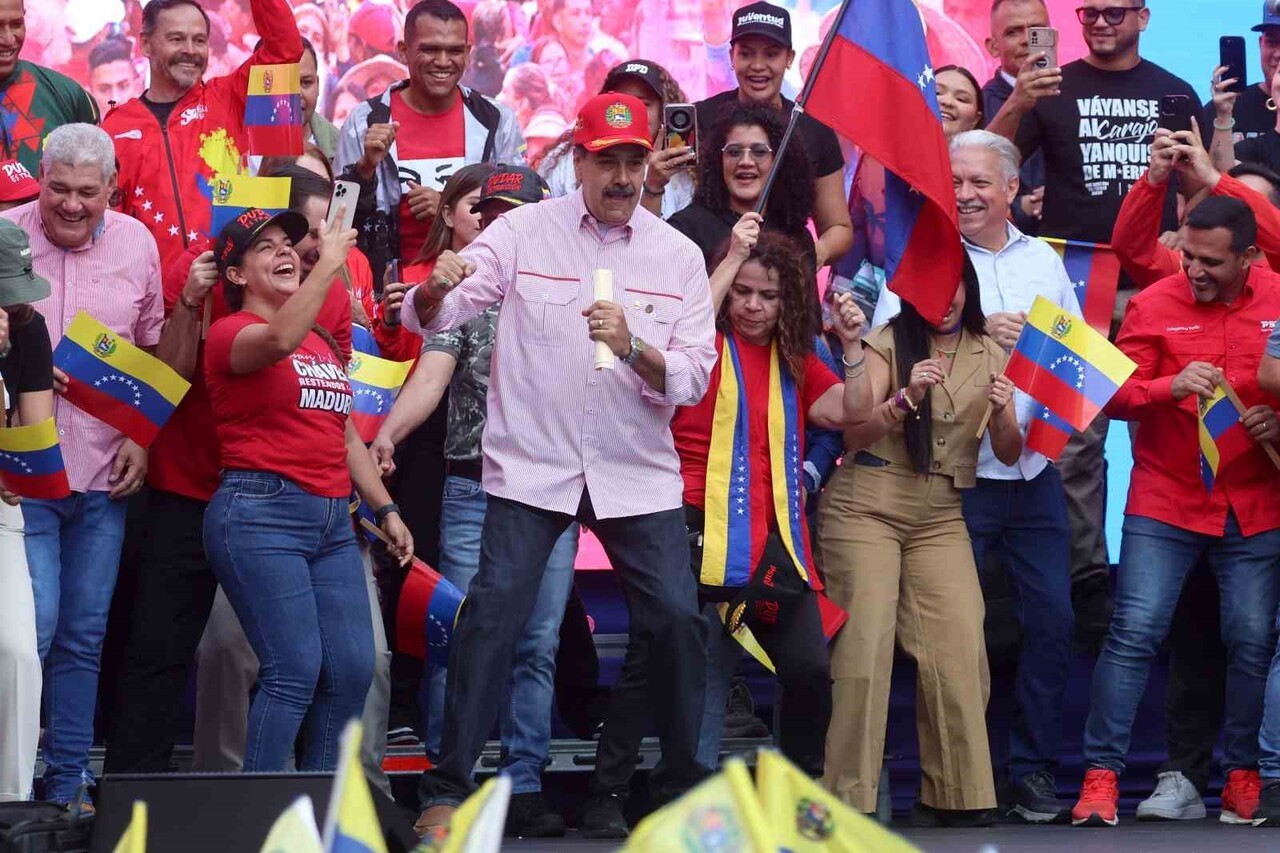 VENEZUELA DEVLET BAŞKANI NİCOLAS MADURO, BAŞKANLIK SARAYI ÖNÜNDE TOPLANAN KALABALIĞA HİTAP...