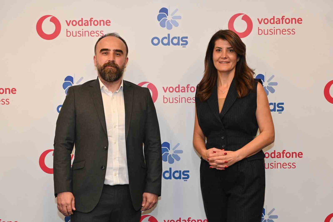 VODAFONE İCRA KURULU BAŞKAN YARDIMCISI ÖZLEM KESTİOĞLU VE ODAŞ COO’SU CANER DEMİRAYAK