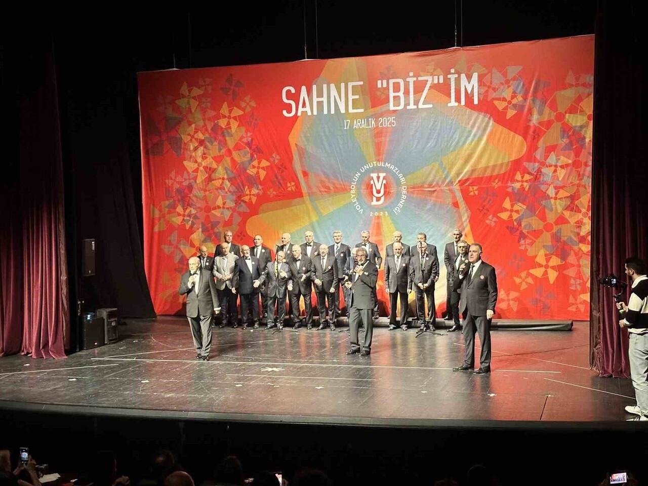 VOLEYBOLUN UNUTULMAZLARI DERNEĞİ (VUD), TÜRK VOLEYBOLUNUN HAFIZASINDA İZ BIRAKAN İSİMLERİ "SAHNE...