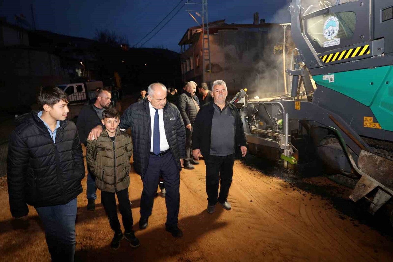 YAHYALI BELEDİYESİ FEN İŞLERİ MÜDÜRLÜĞÜ EKİPLERİ, KARAKÖY MAHALLESİ’NDE SICAK ASFALT ÇALIŞMALARINI...