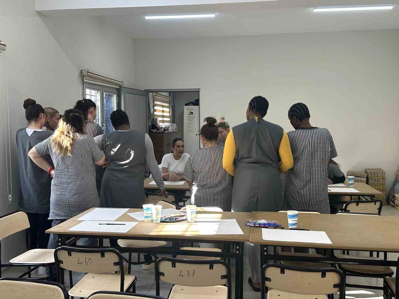 YAKIN DOĞU ÜNİVERSİTESİ, KKTC MERKEZİ CEZAEVİ'NDEKİ KADIN MAHKÛMLARA PSİKOLOJİ, SAĞLIK VE SANAT...