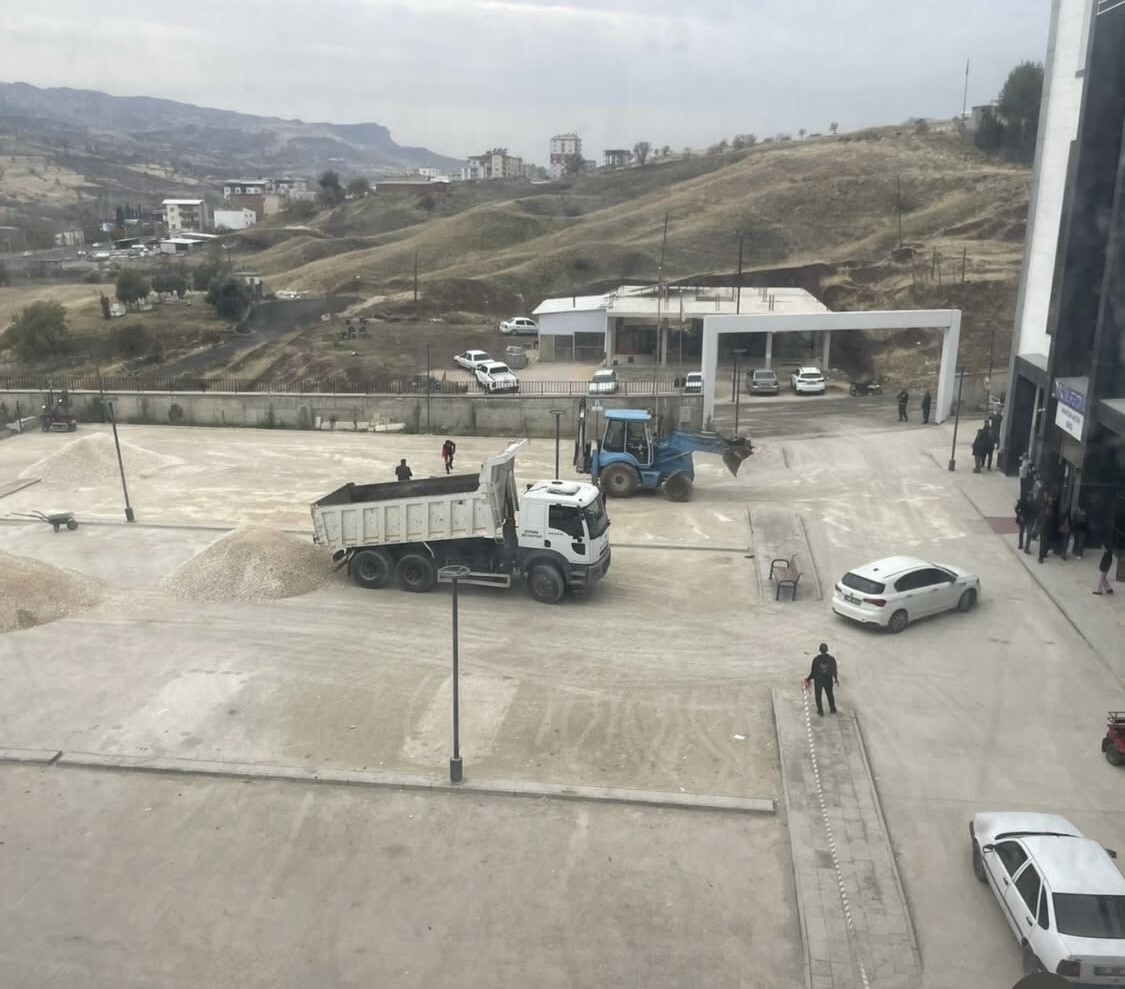 YAKLAŞIK OLARAK İKİ YIL ÖNCE HİZMETE GİREN DİYARBAKIR'IN ÇERMİK İLÇE DEVLET HASTANESİ OTOPARKINDA...