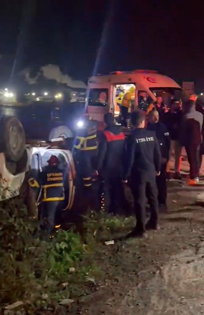 YALOVA'DA KONTROLDEN ÇIKAN OTOMOBİLİN TAKLA ATMASI SONUCU 2 KİŞİ YARALANDI.