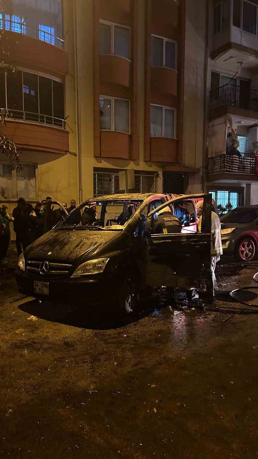 YALOVA'DA PARK EDİLDİĞİ SIRADA BİR MİNİBÜSTE YANGIN ÇIKTI. YANGINDA ÇEVREDEKİ 3 ARAÇTA DAHA MADDİ...