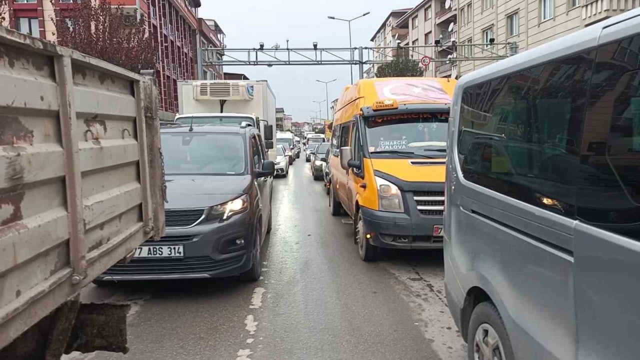 YALOVA'DAKİ TONAMİ KÖPRÜLÜ KAVŞAĞI'NDA ONARIM ÇALIŞMALARI NEDENİYLE TRAFİKTE YOĞUNLUK...