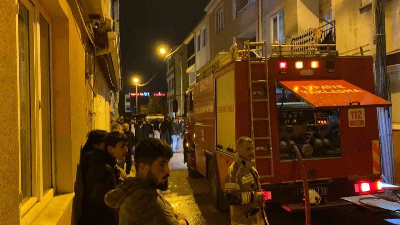 YANGIN SAAT 22.00 SIRALARINDA CUMHURİYET MAHALLESİ MUHABBET SOKAKTA BULUNAN 2 KATLI BİNANIN...