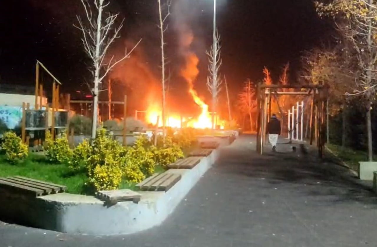 YANGIN SONUCU PARK TAMAMEN KÜLE DÖNDÜ (ARŞİV)