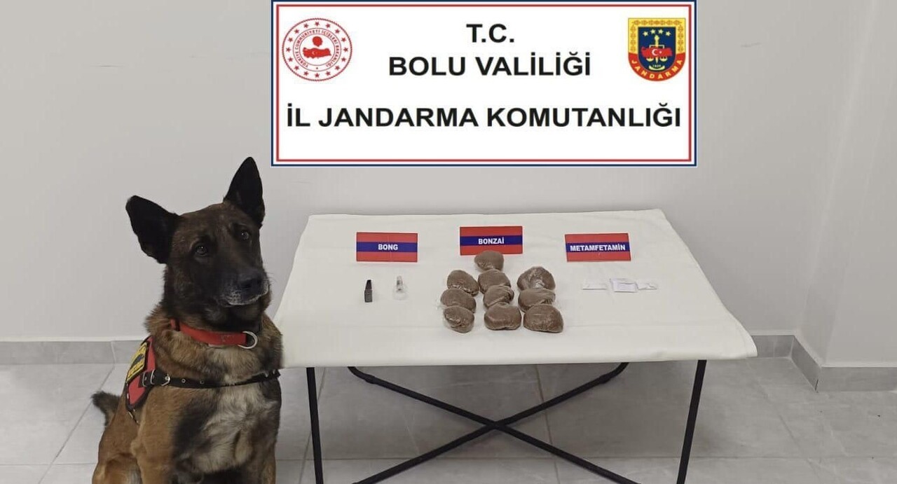 YAPILAN ARAMADA 450 GRAM BONZAİ, 4,7 GRAM METAMFETAMİN İLE 2 ADET UYUŞTURUCU KULLANMA APARATI ELE...