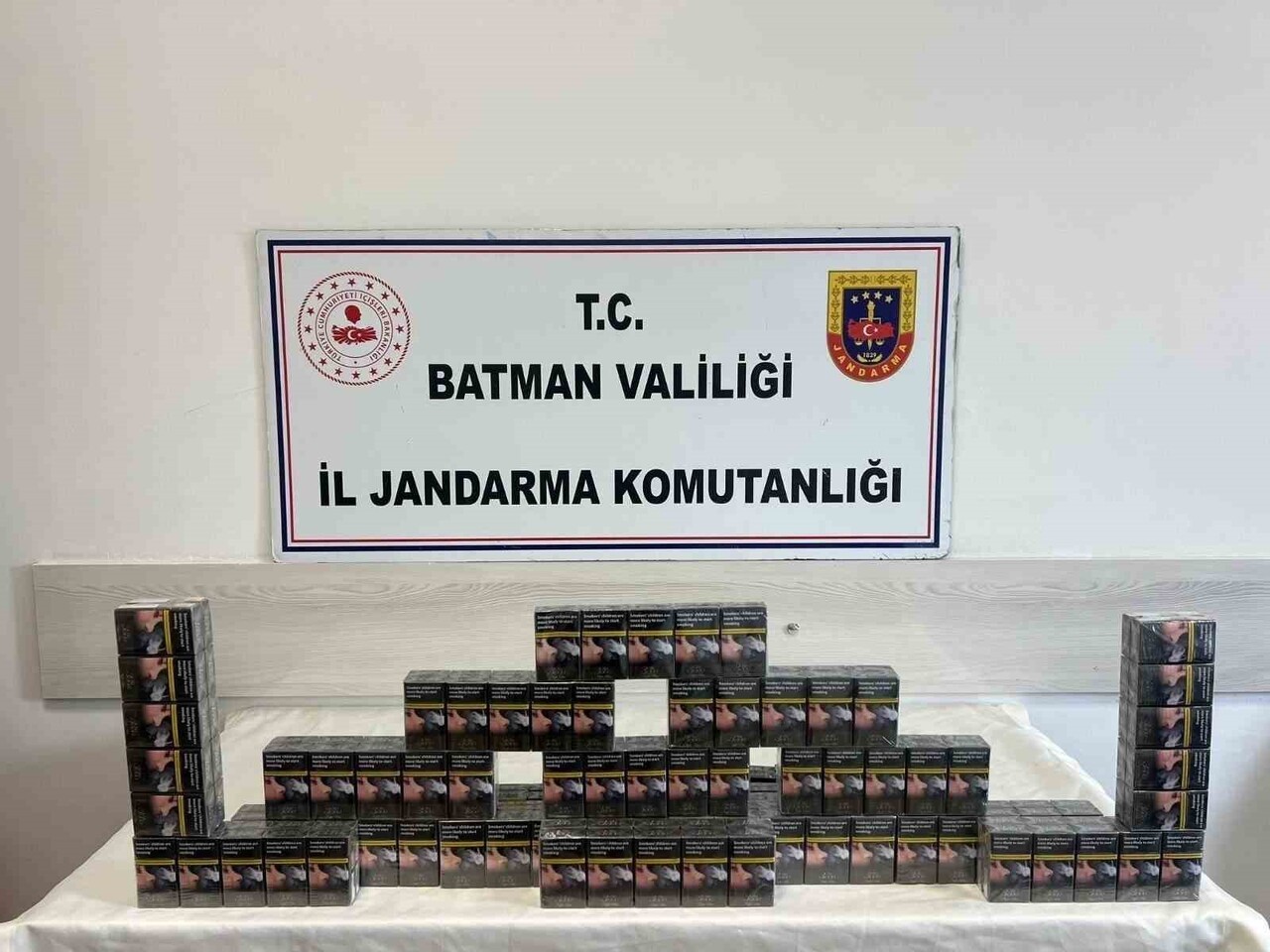 YAPILAN DENETİMLERDE 33 ARAÇTA DEĞİŞİK MARKALARDA TOPLAM 13 BİN 176 PAKET GÜMRÜK KAÇAĞI SİGARA, 11...