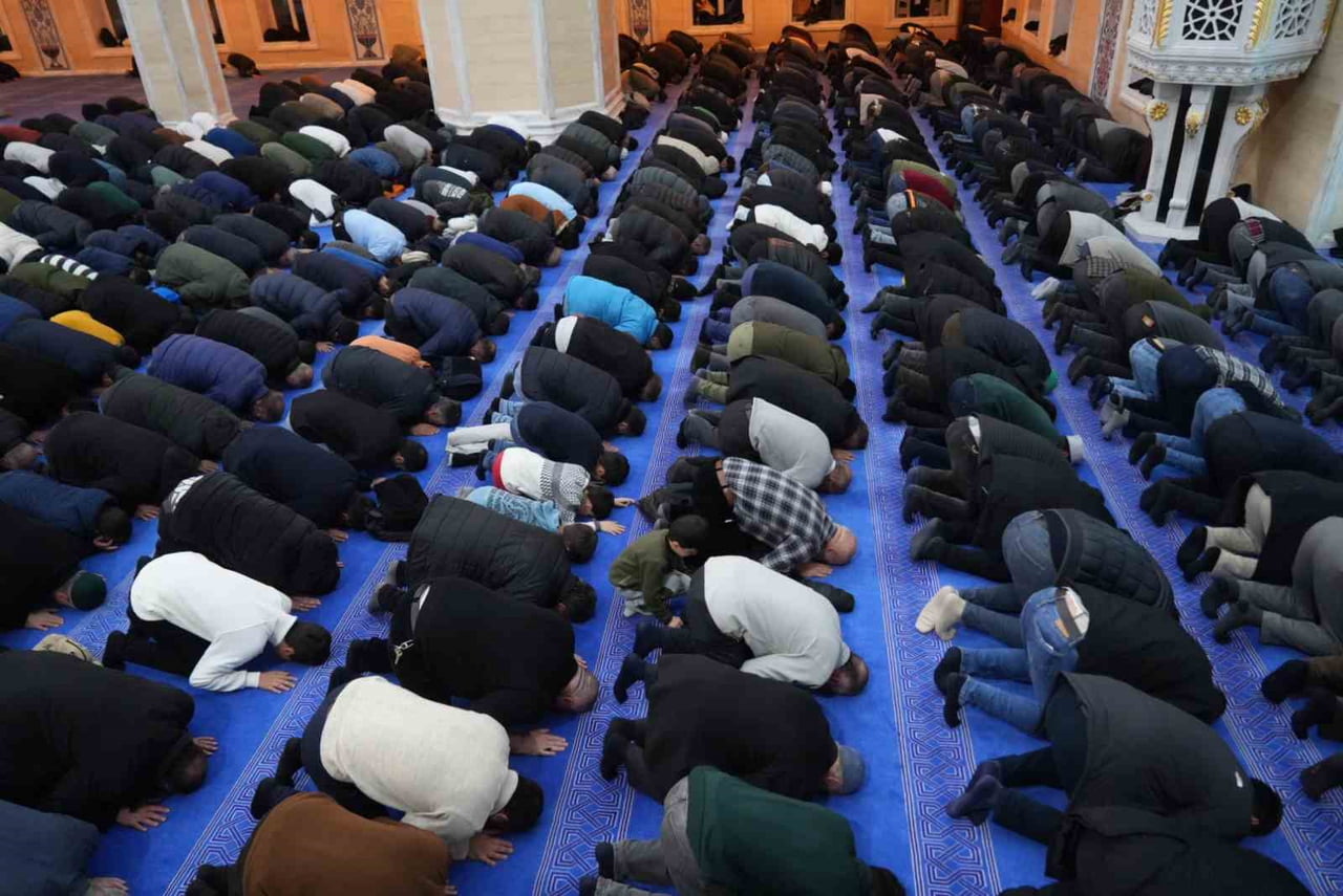 YATSI NAMAZINDA İMAM ŞAFİİ CAMİSİ’NE GELEN VATANDAŞLAR, MÜBAREK GECEYİ İBADET EDEREK...