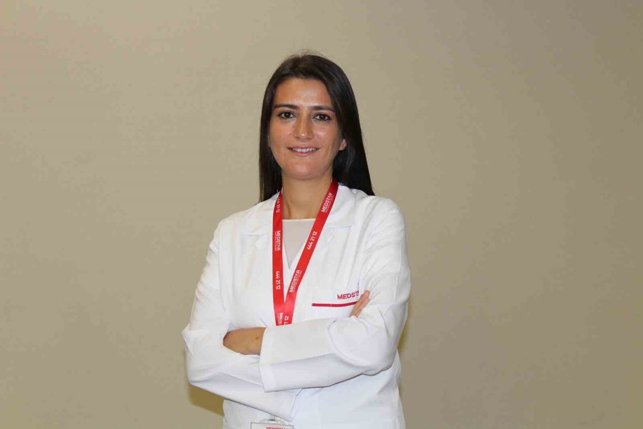 YAZ AYLARINDA YOĞUN GÜNEŞ IŞINLARI, ARTAN SICAKLIK VE NEMİN CİLTTE LEKE, ELASTİKİYET KAYBI VE NEM...