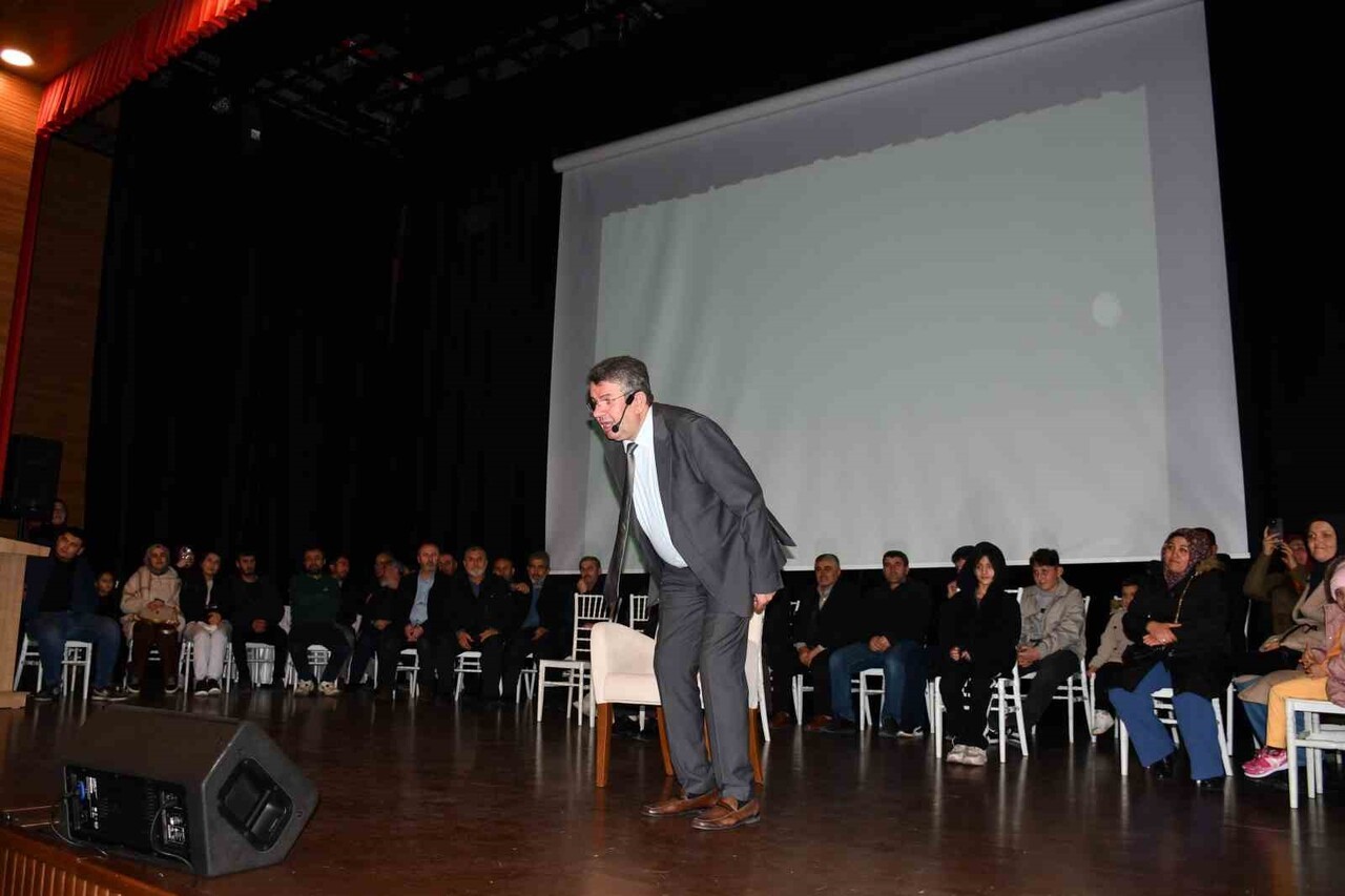 YAZAR ALİŞAN KAPAKLIKAYA, VEZİRKÖPRÜ BELEDİYESİ TARAFINDAN DÜZENLENEN PROGRAM KAPSAMINDA KÜLTÜR...