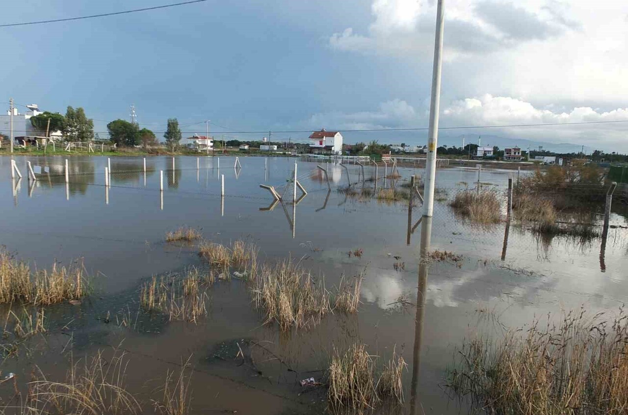YAZLIKLAR SULAR ALTINDA KALDI