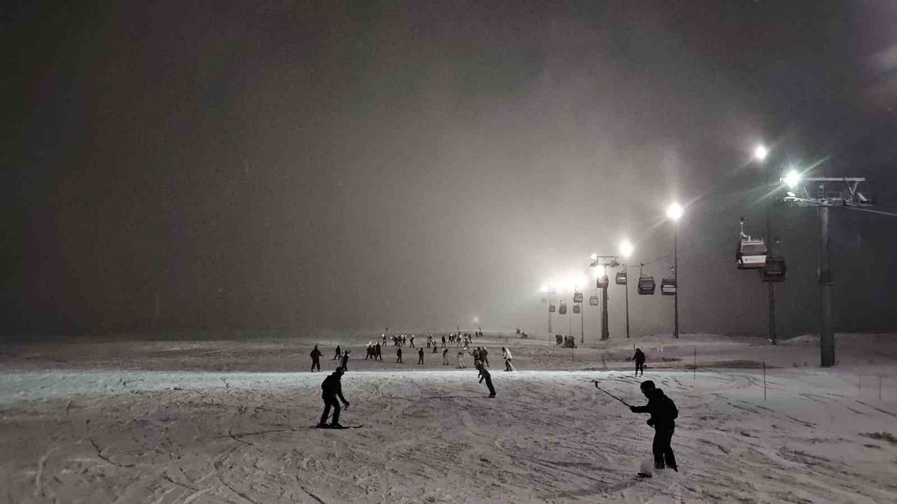 YENİ YILA ERCİYES'TE GİREN KAYAKSEVERLER MEŞALELİ KAYAK YAPARAK YENİ YIL COŞKUSU YAŞADI.
