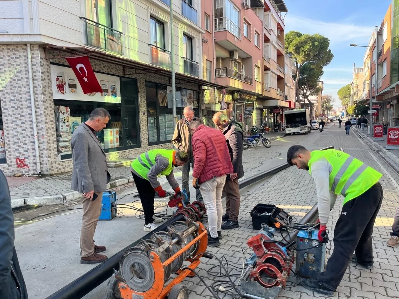 YENİPAZAR BELEDİYESİ VE ASKİ İŞ BİRLİĞİ İLE, YILLARDIR DEĞİŞMEYEN VE YIPRANAN İÇME SUYU HATTINI...