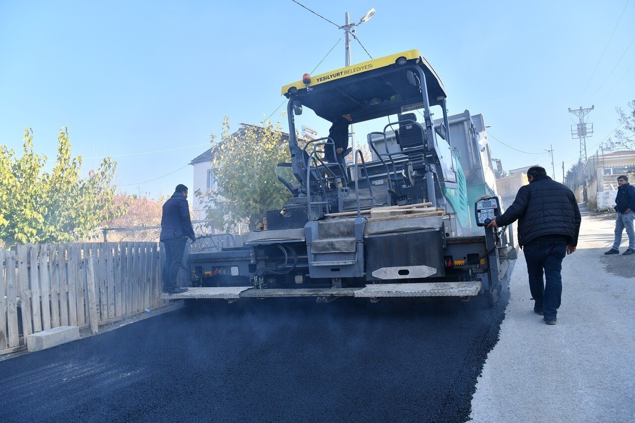 YEŞİLYURT BELEDİYESİ FEN İŞLERİ MÜDÜRLÜĞÜ EKİPLERİ, İLÇENİN NÜFUS YOĞUNLUĞU VE TİCARİ...
