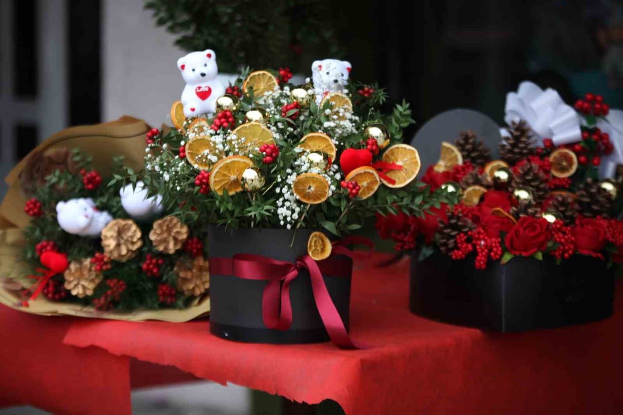 YILBAŞINA AZ BİR SÜRE KALA KONYA'DA ÇİÇEKÇİLERDE KOKİNA HAZIRLIĞI DEVAM EDİYOR.