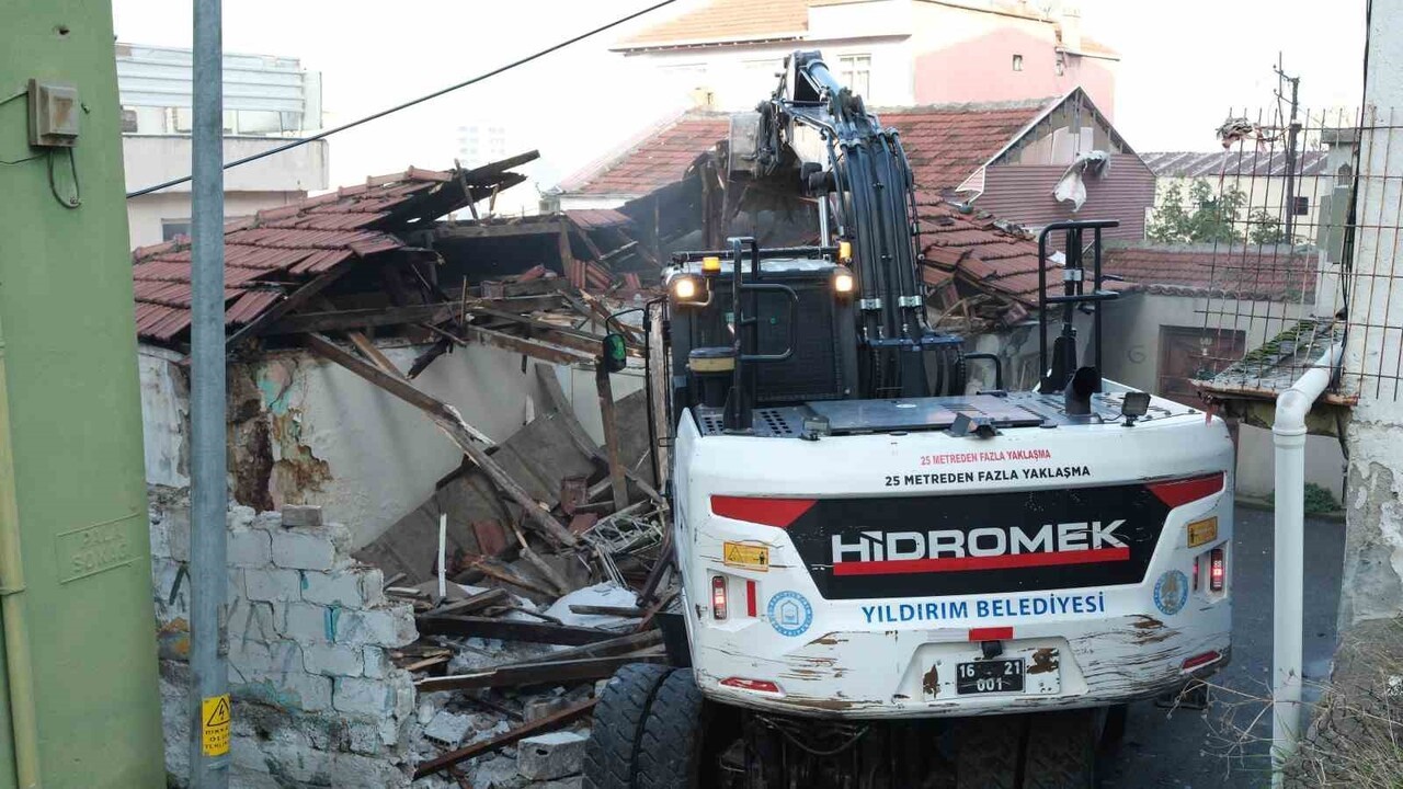 YILDIRIM BELEDİYESİ KULLANIM ÖMRÜNÜ TAMAMLAYAN, KENT ESTETİĞİ BAKIMINDAN OLUMSUZ GÖRÜNTÜ...