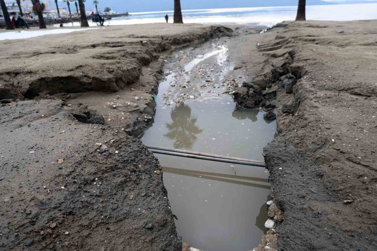 YILIN EN KISA GÜNÜNDE DENİZ SUYU ÇEKİLDİ, SAĞANAK YAĞMUR SAHİLİ TAHRİP ETİ