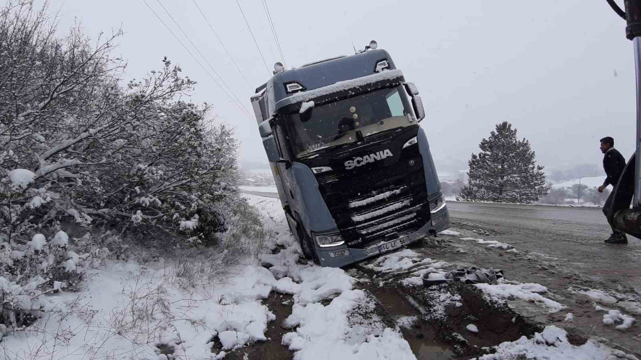 YOĞUN KAR YAĞIŞI NEDENİYLE RAMPADA KAYAN TIR, ŞARAMPOLE DEVRİLDİ