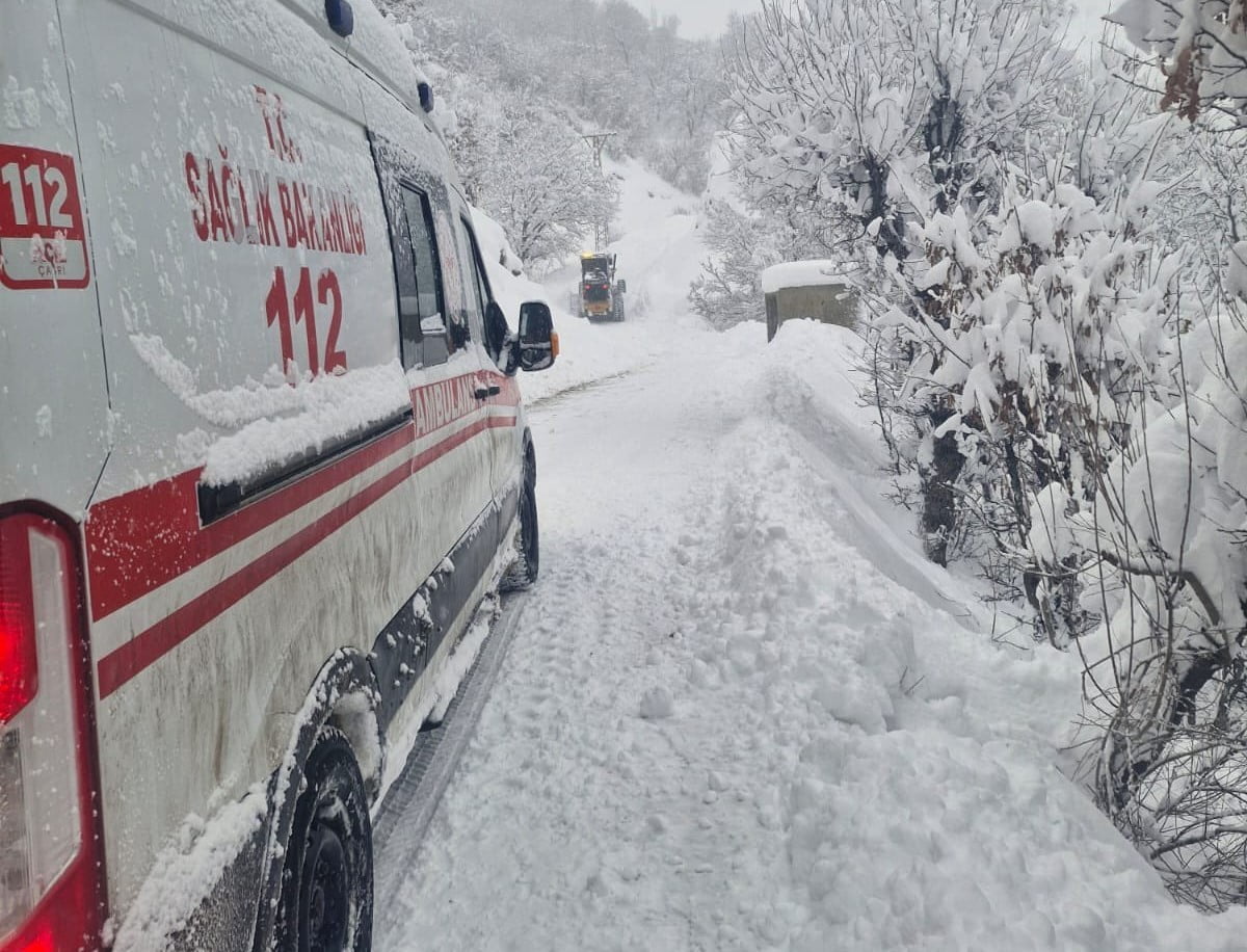 YOĞUN KAR YAĞIŞININ ETKİLİ OLDUĞU BİTLİS’TE KARLA MÜCADELE EKİPLERİ, SADECE KAPANAN YOLLARI...