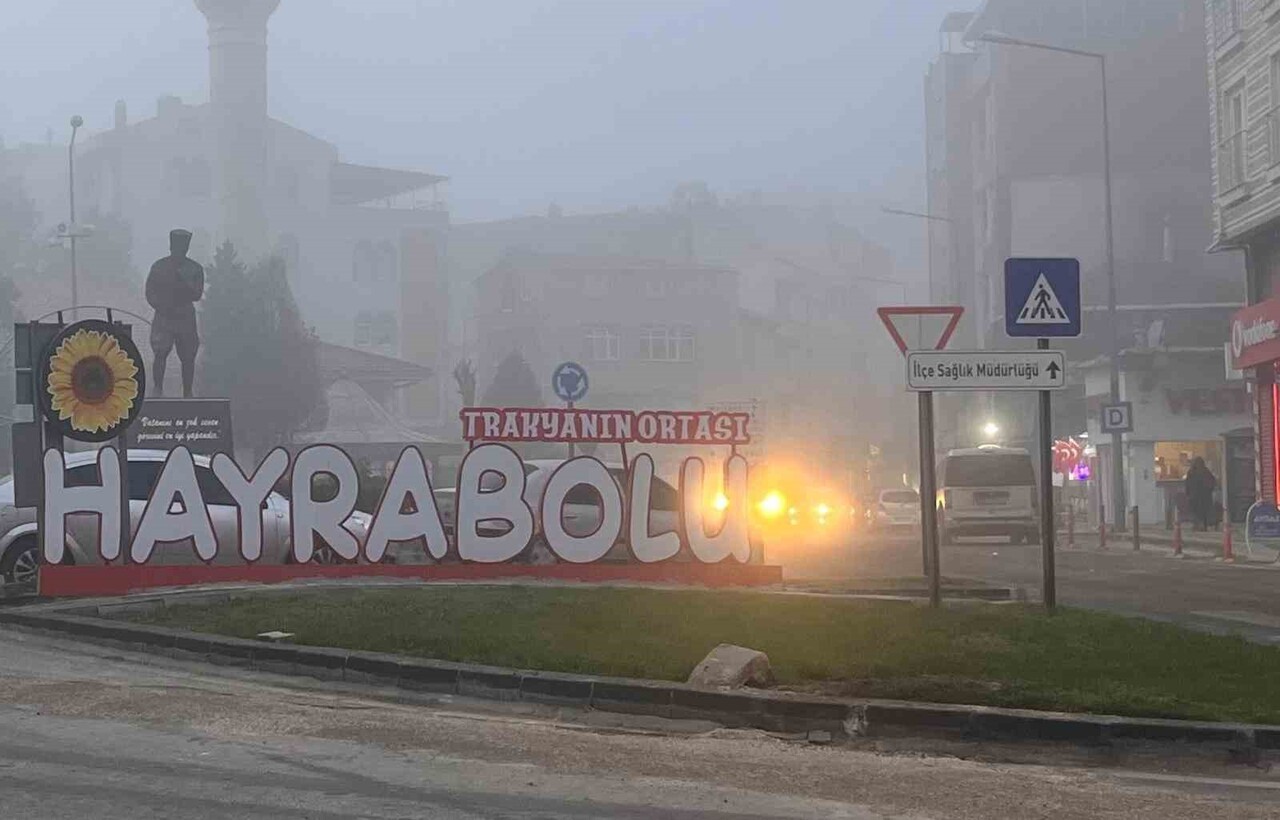 YOĞUN SİS, İLÇE MERKEZİ İLE BİRLİKTE KIRSAL MAHALLELERDE DE ULAŞIMI VE GÜNLÜK YAŞAMI OLUMSUZ...