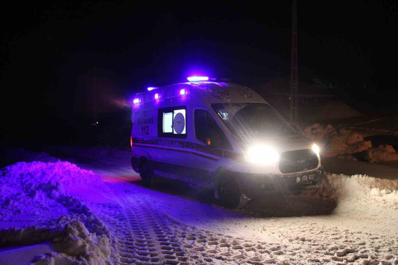 YOLLARIN KAPALI OLDUĞU MEZRADA 70 YAŞINDAKİ HASTA 112 EKİPLERİNCE HASTANEYE ULAŞTIRILDI