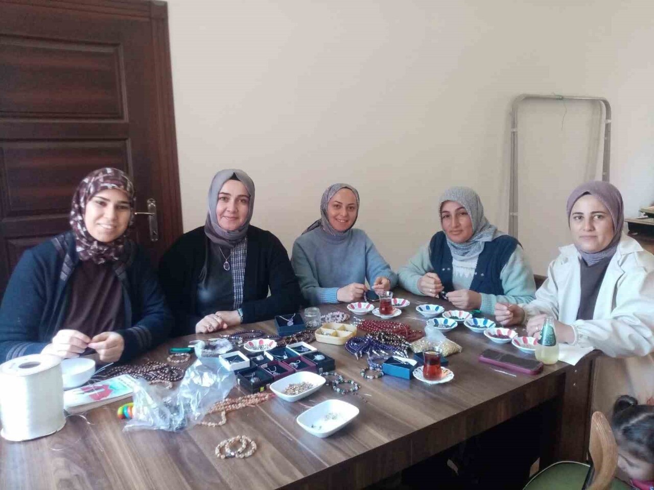 YOZGAT'IN AYDINCIK İLÇESİNDE FAALİYET GÖSTEREN KADIN KOOPERATİFİNDE TAKI TASARIMI EĞİTİMİ ALAN...