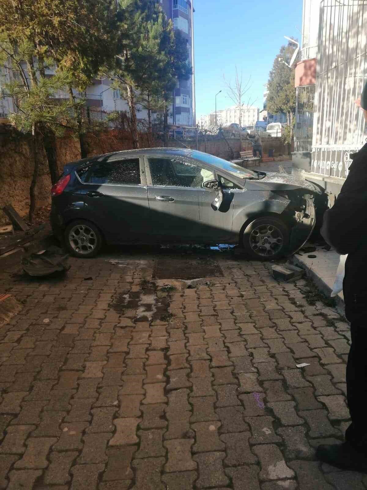 YOZGAT'TA KONTROLDEN ÇIKAN OTOMOBİL, YAKLAŞIK 2 METRE YÜKSEKLİKTEN APARTMAN BAHÇESİNE...