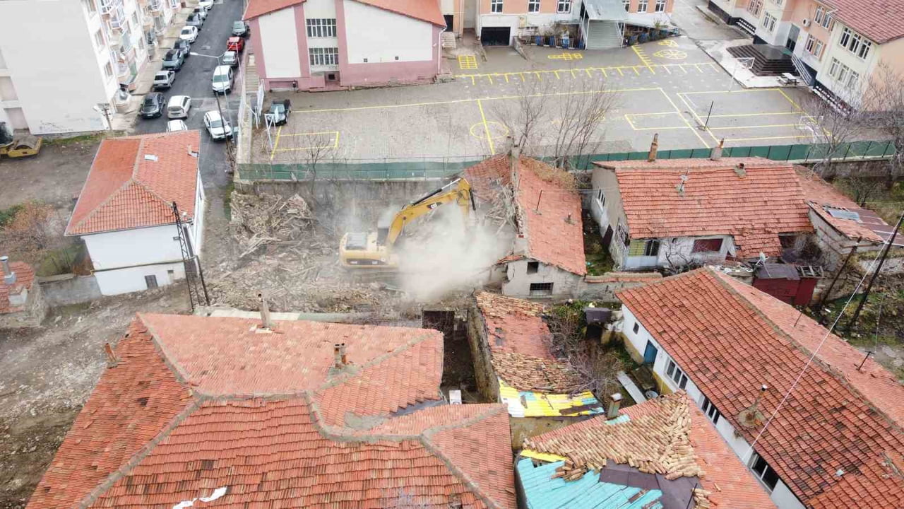 YOZGAT BELEDİYESİ, KENT GENELİNDE RİSK OLUŞTURAN VE UZUN SÜREDİR ATIL DURUMDA BULUNAN METRUK...