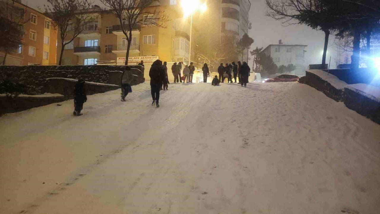 YOZGAT’TA AKŞAM SAATLERİNDE ETKİLİ OLAN KAR YAĞIŞI, CADDE VE SOKAKLARI ADETA KAYAK PİSTİNE...