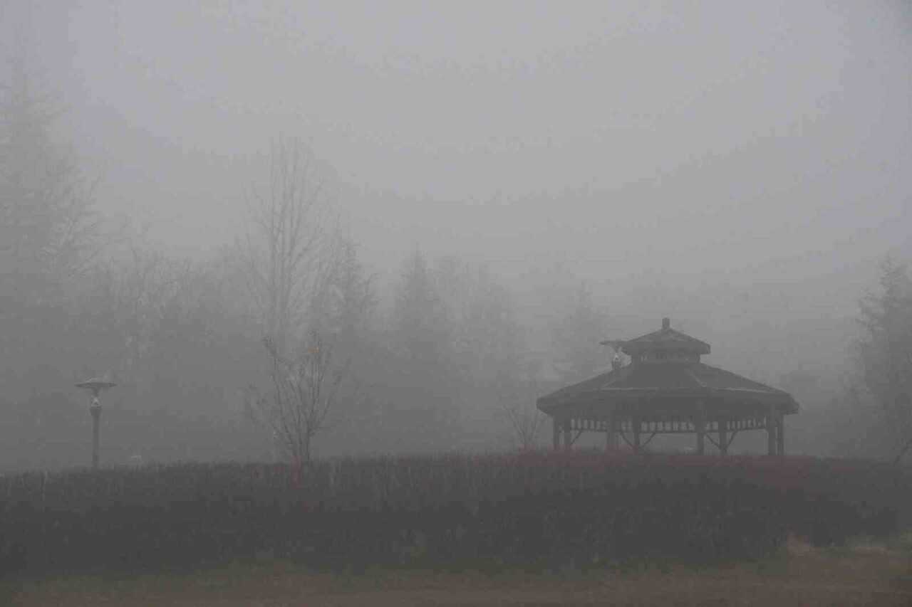YOZGAT’TA ETKİLİ OLAN YOĞUN SİS NEDENİYLE KENT ADETA MASALSI BİR GÖRÜNTÜYE BÜRÜNDÜ.-