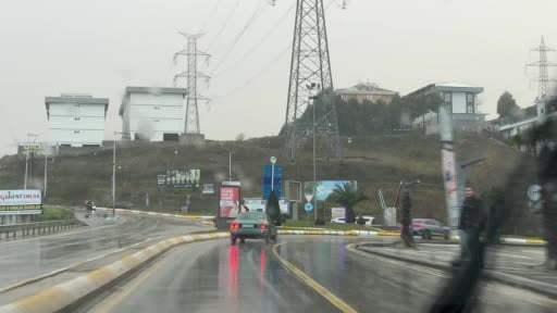 Yüksek kesimlerde 20 santimetreye ulaşan kar ilçe merkezinde de yağmaya başladı