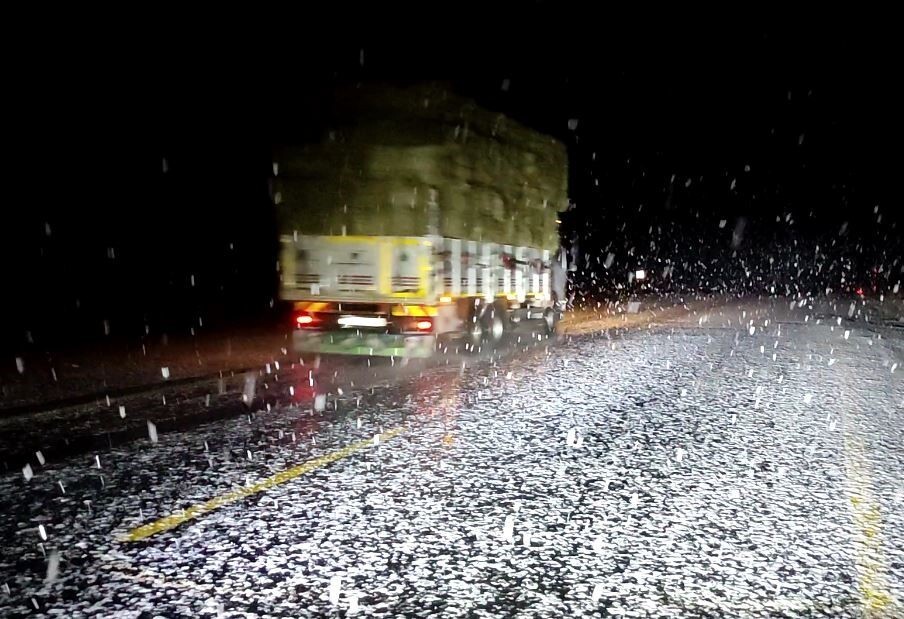 YÜKSEK KESİMLERDE KAR YAĞIŞI ULAŞIMI OLUMSUZ ETKİLİYOR. (OLGUN YILDIZ/ARDAHAN-İHA)