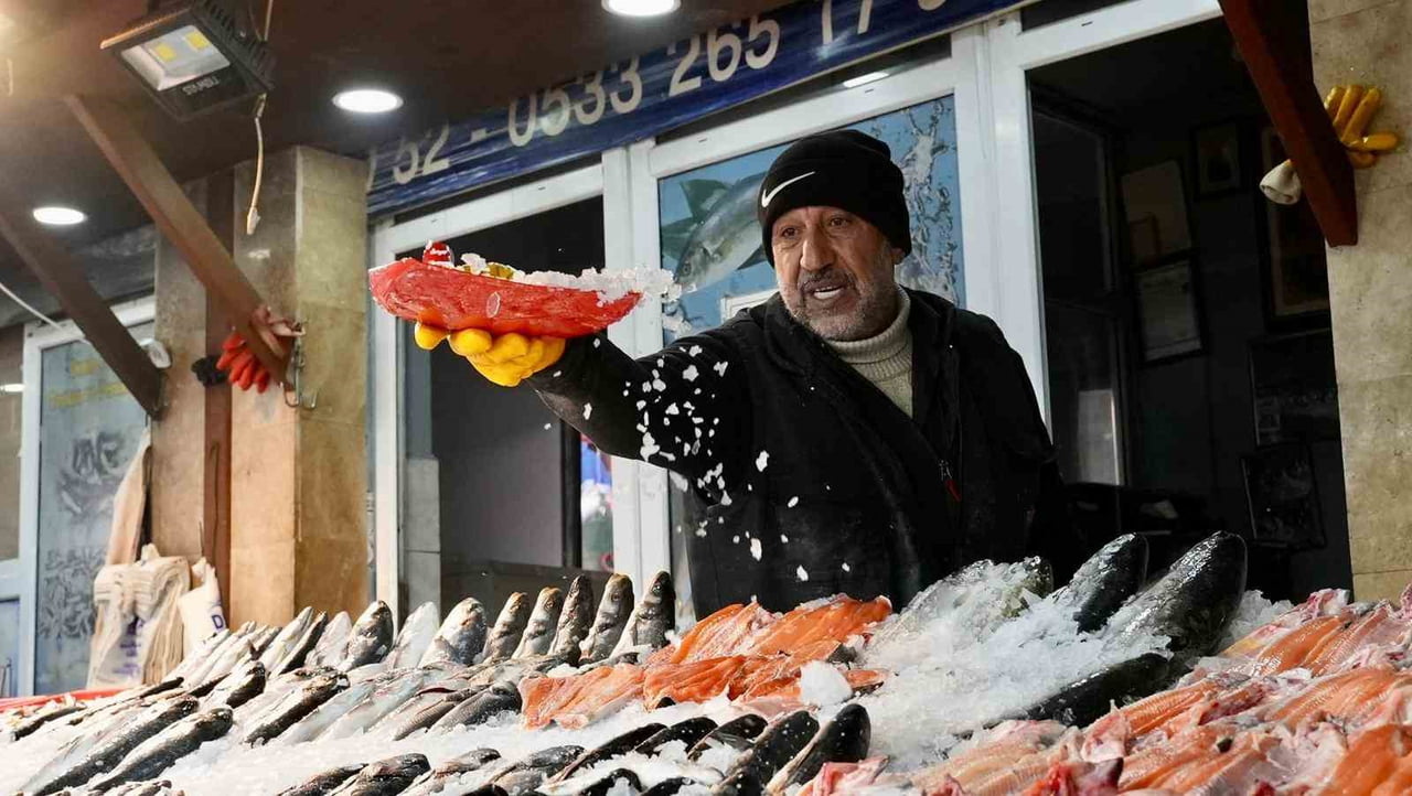 YÜZ YILLIK TARİHİYLE ŞEHİR TİCARETİNİN NABZININ ATTIĞI KAPALI ÇARŞI’DA YANKILANAN HARPUT MUSİKİSİ...