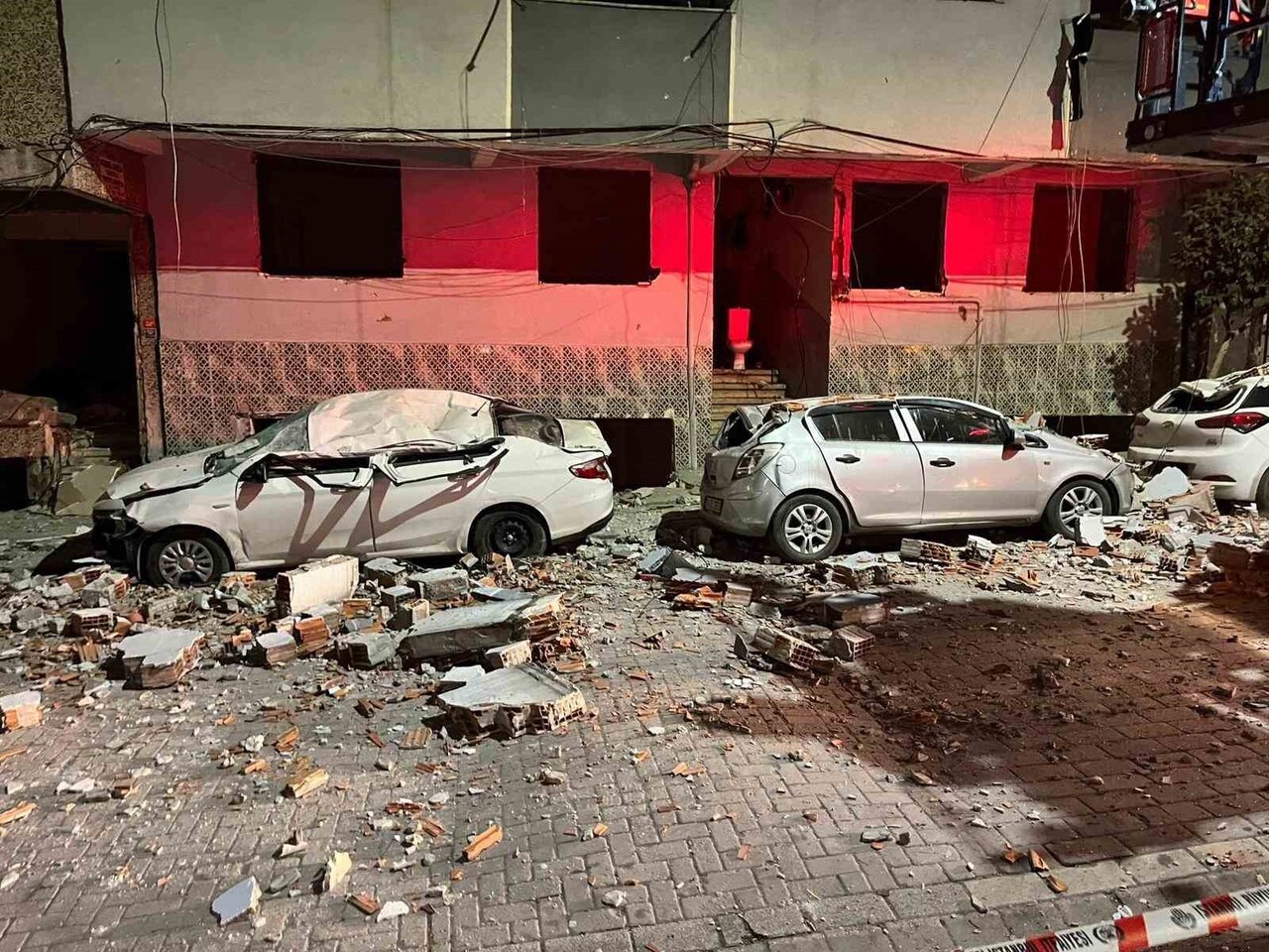 ZEYTİNBURNU’NDA KENTSEL DÖNÜŞÜM AŞAMASINDAKİ BİNANIN ÇATISINDAN KOPAN BETON PARÇALARI, PARK...