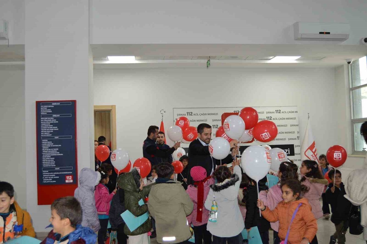 ZİYARETTE ÇOCUKLARA HEDİYELER VERİLDİ