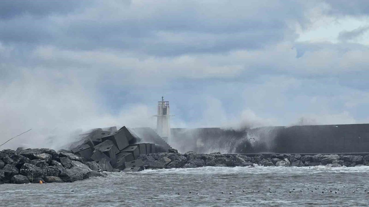 ZONGULDAK'TA ETKİLİ OLAN KUVVETLİ RÜZGAR NEDENİYLE DALGALAR 7 METRELİK DUVARI AŞARAK KOZLU...