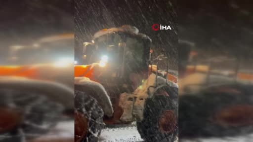 'İlçe halkı üşümesin' diye doğalgaz tırı iş makineleri ile çekildi