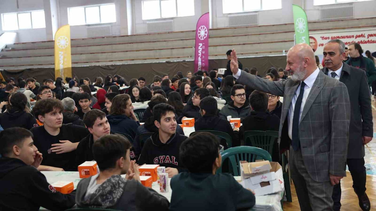 'KOCABURGER’ PROGRAMI KAPSAMINDA HER HAFTA BİR OKULU ZİYARET EDEN KOCASİNAN BELEDİYE BAŞKANI AHMET...