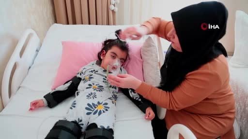 'Yanlış iğne' iddiasıyla yatalak olan 4 yaşındaki Mihra yaşam mücadelesi veriyor