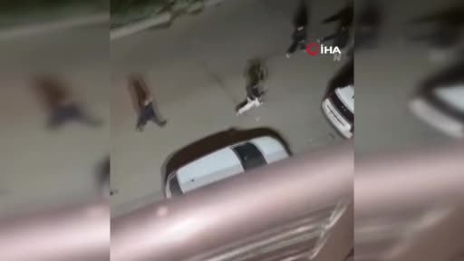 1 kişinin bıçaklandığı yumruklu kavga kamerada