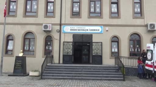 112'den minik Yağmur ve arkadaşlarına karne hediyesi