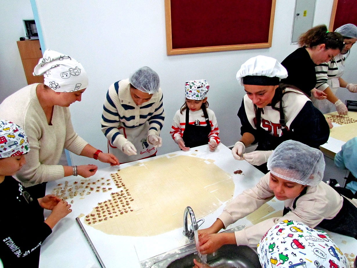 15 EYLÜL MUSTAFA ÇAPKAN İLKOKULU 2-B SINIFI ÖĞRENCİLERİ, VELİLERİYLE BİRLİKTE NAMIK KEMAL İLKOKULU...